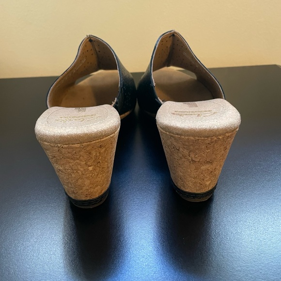 Clarks Wedge Heels In Like-New/Great condition (Size 8.5) - Picture 4 of 4